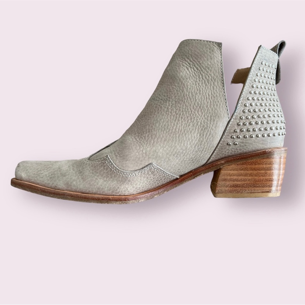 Texan ankle boots, tan color, studded, super comfortable and stylish!